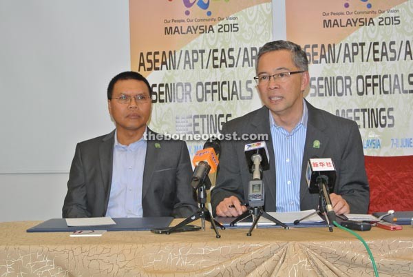 ASEAN senior officials discuss regional issues - ảnh 1